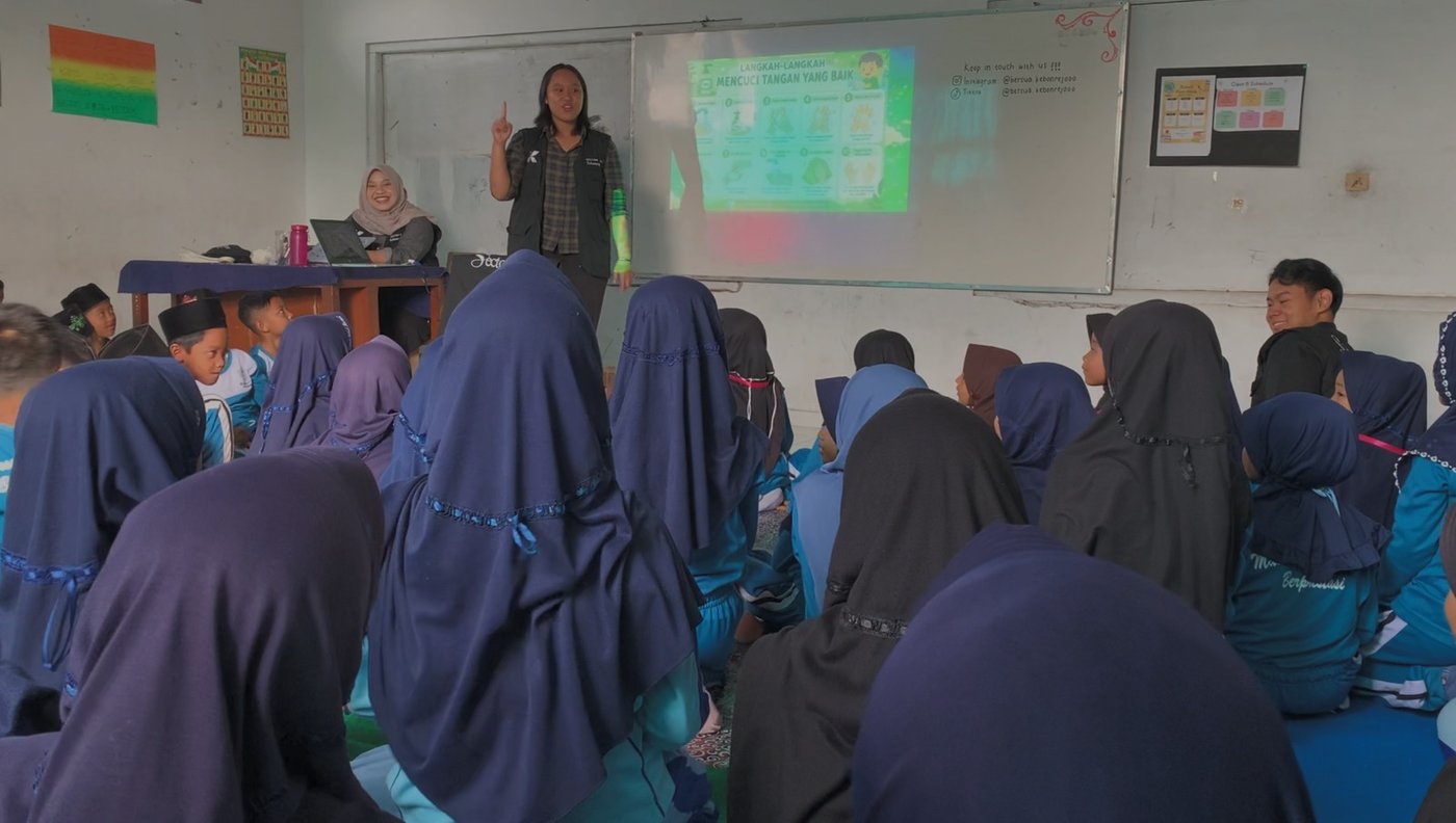 Sosialisasi pola hidup bersih dan sehat di madrasah