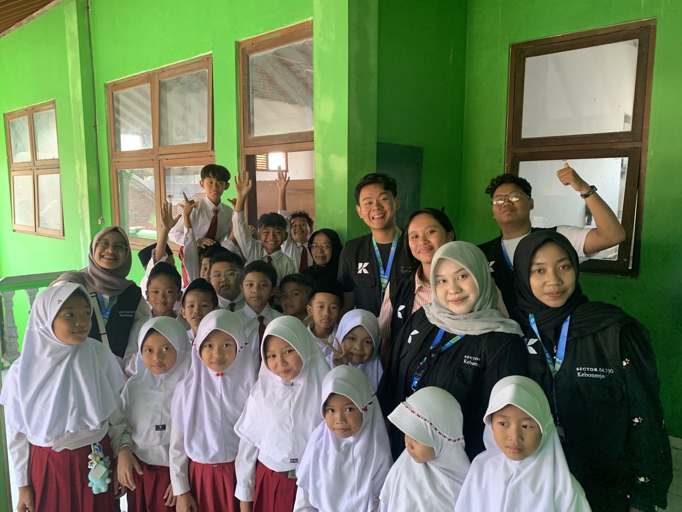 Kegiatan mengajar di MI oleh mahasiswa KKN