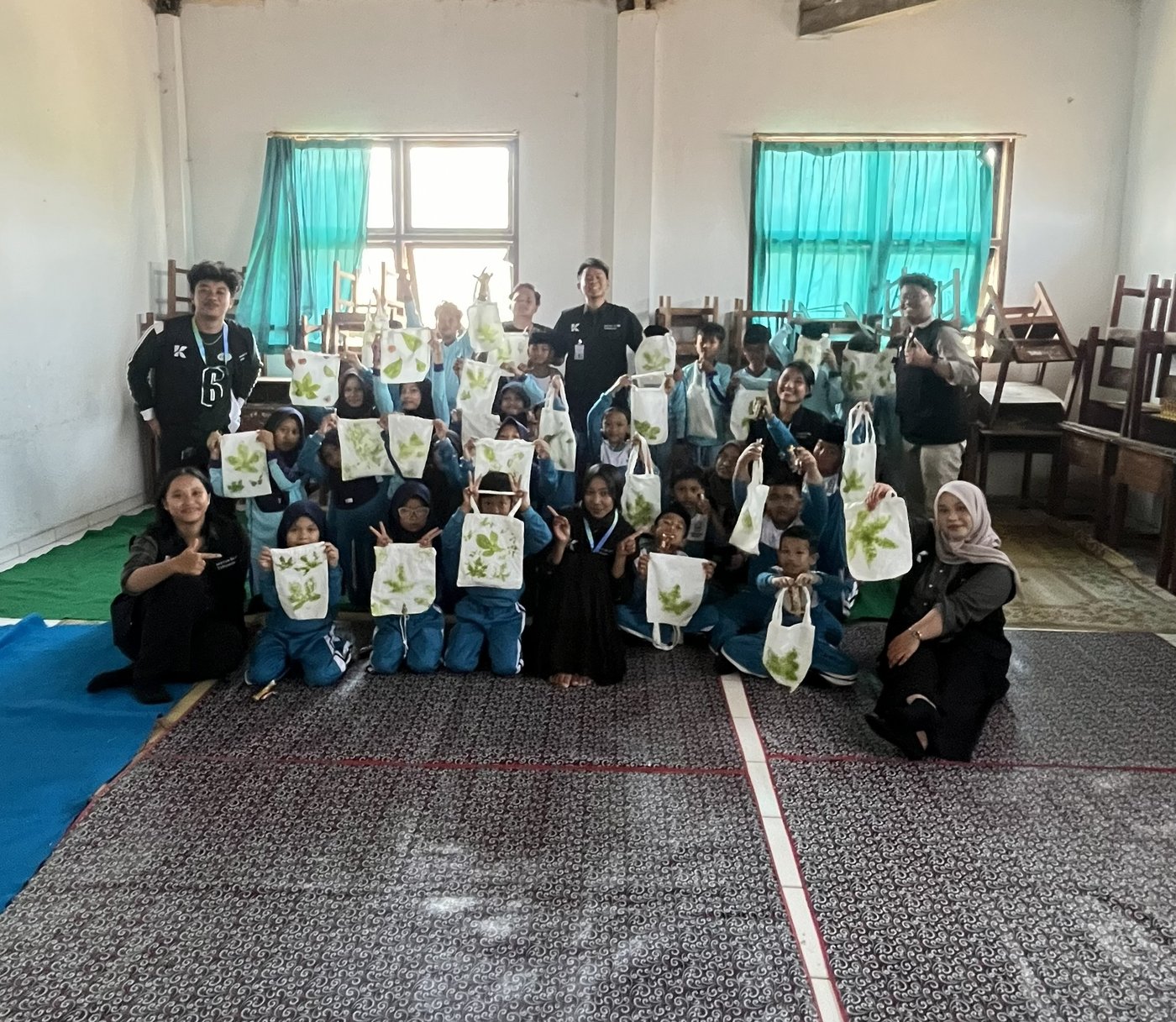 Workshop ecoprint dan pembuatan totebag oleh mahasiswa KKN
